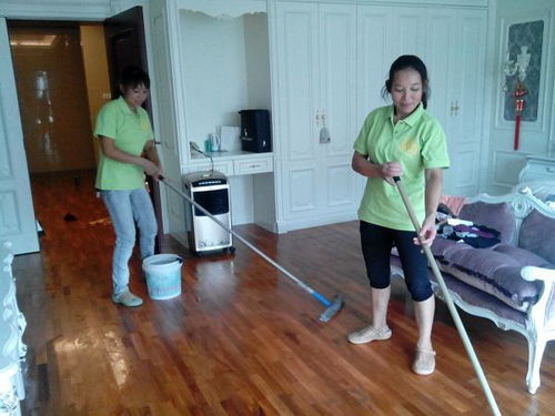 做男保姆,女雇主給我6000工資,卻讓我給她洗腳,太沒尊嚴(yán)了